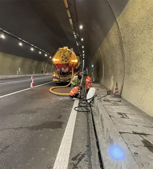 佛冈隧道排水渠清淤